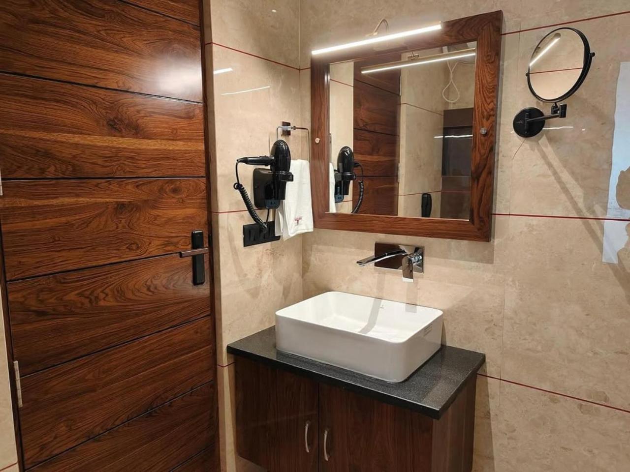 Hotel O Cean Suites Near Igi Airport New Delhi Exteriör bild