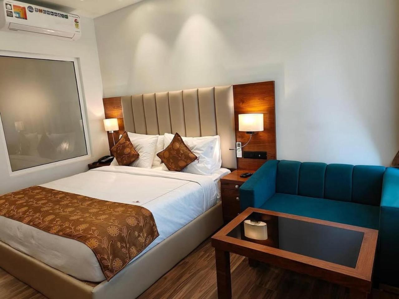 Hotel O Cean Suites Near Igi Airport New Delhi Exteriör bild