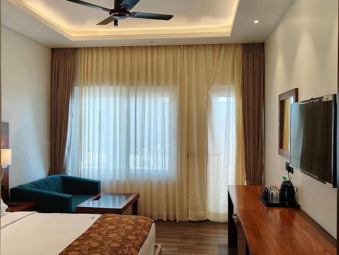 Hotel O Cean Suites Near Igi Airport New Delhi Exteriör bild