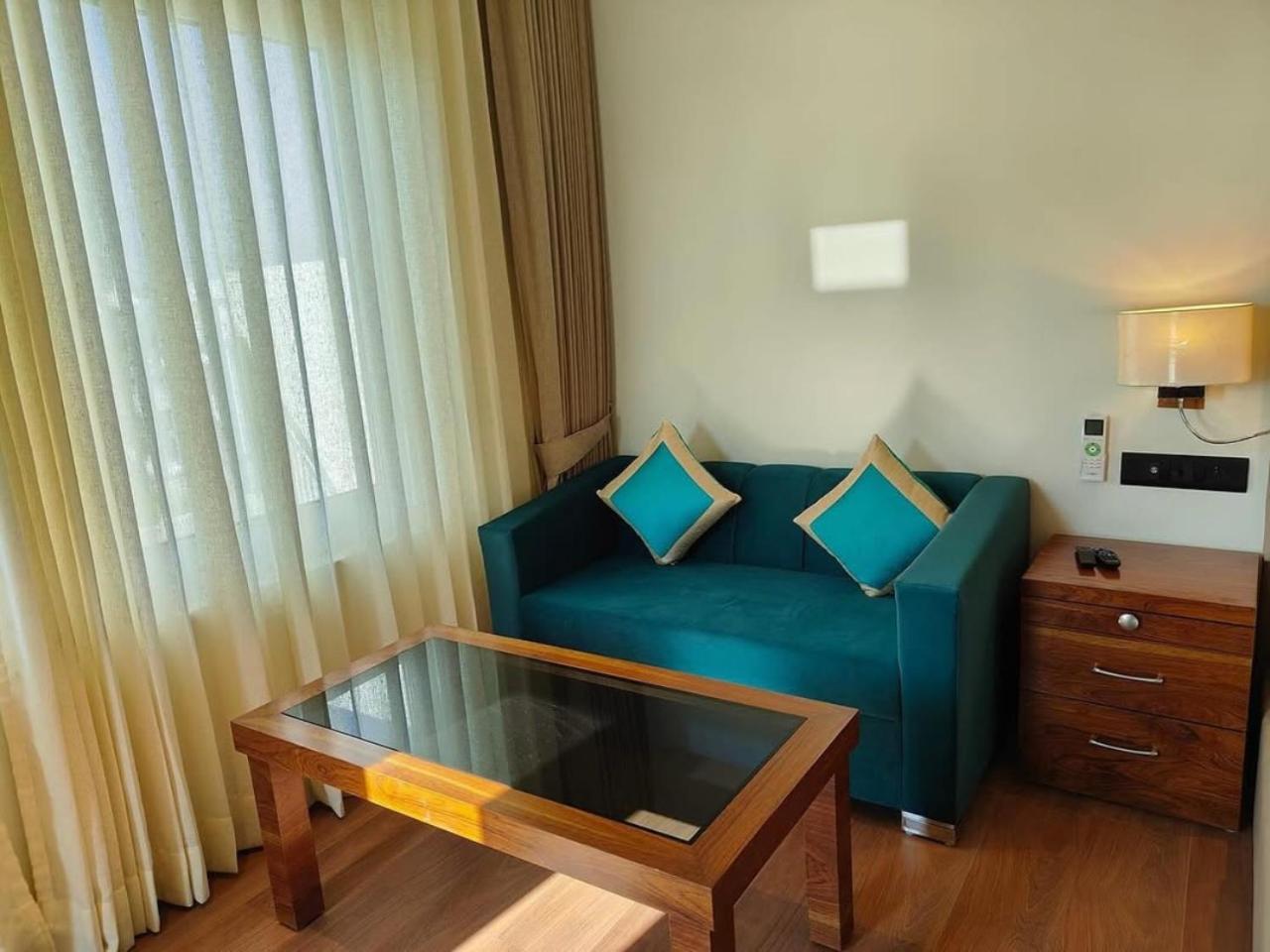 Hotel O Cean Suites Near Igi Airport New Delhi Exteriör bild