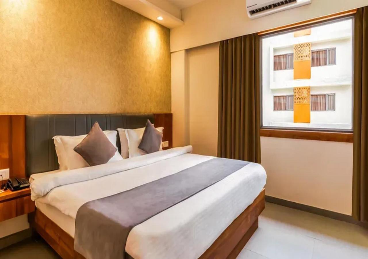 Hotel O Cean Suites Near Igi Airport New Delhi Exteriör bild