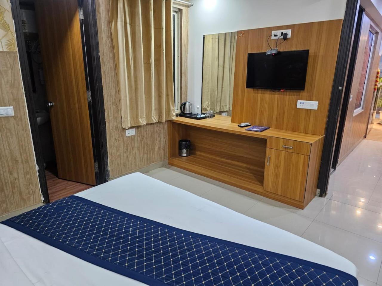 Hotel O Cean Suites Near Igi Airport New Delhi Exteriör bild